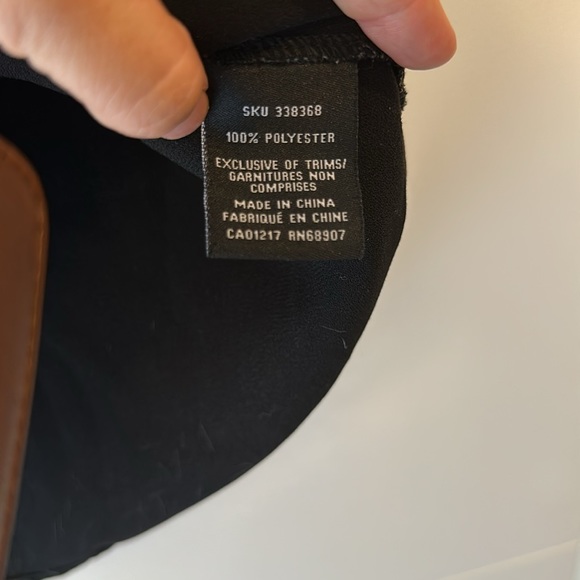 Black sleeveless blouse from LeChateau - Picture 3 of 4